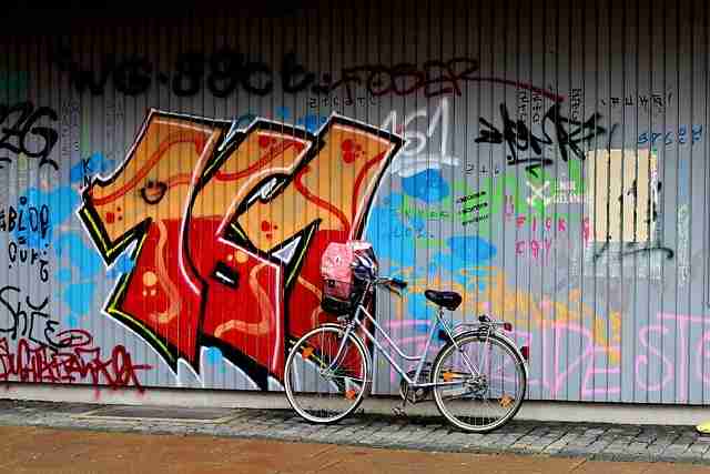 黑料社发文回应不打烊专题回顾事件全貌升级版争议，网友两极分化